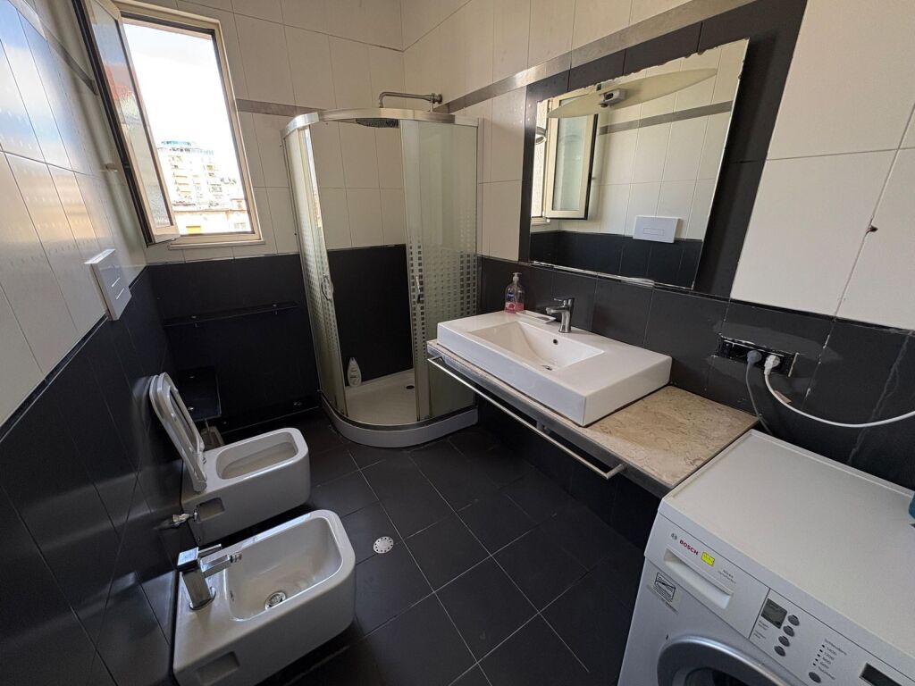 Apartament 2+1 me qira – pranë Njësise Bashkiake Nr. 2, Tregu Elektrik !