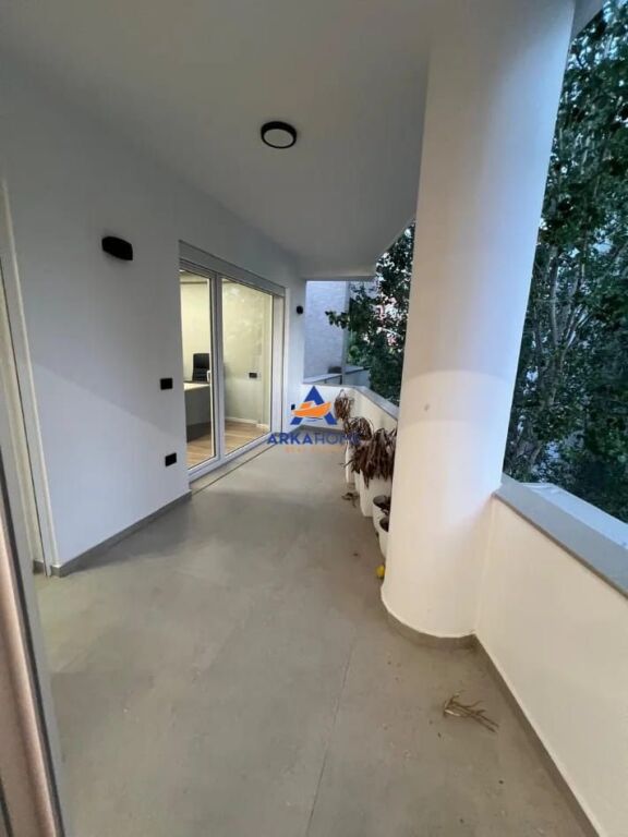 JEPET ZYRE ME QERA 100M2 "KOPSHTI BOTANIK" 900 EURO