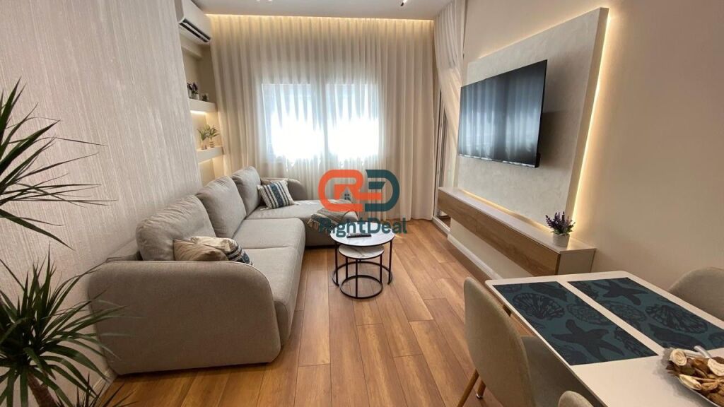 Prane Pazarit Te Ri, Shitet Apartament 1+1, Me Planimetri Te Rregullt!!