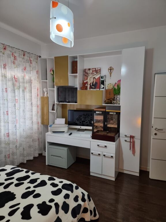 Jepet me qira kati i 2-të i një vile tek 5 Maj