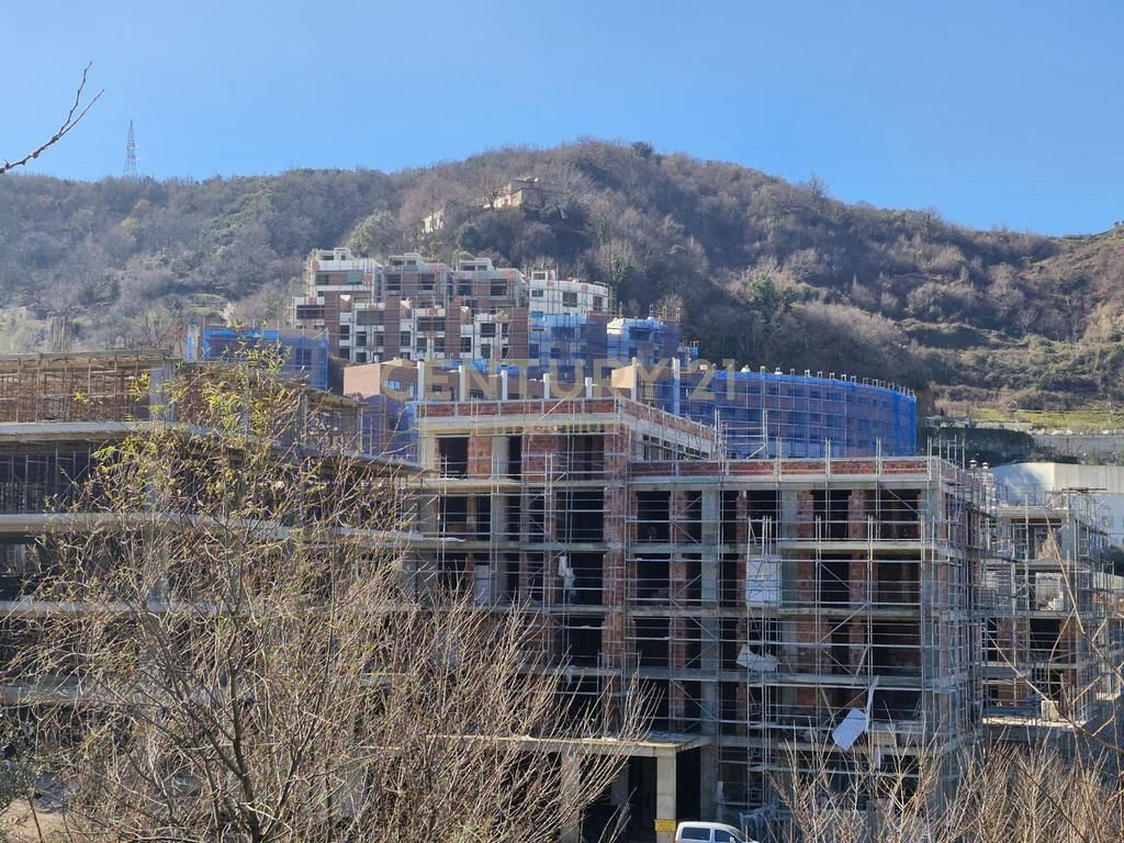 Apartament 2+1+2 + 98m2 verandë për shitje tek Residenca Kodra e Diellit 2!