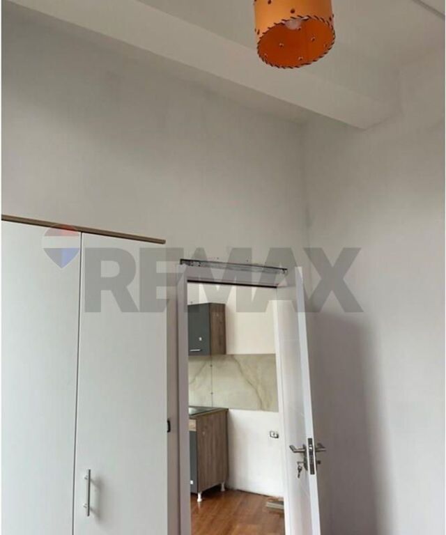 Apartament 1+1me qera ne Don Bosko Jepet apartament 1+1 me qera ne Don Bosko. Organizohet nga 1 ambient ndenje dhe gatimi bashke,1 dhome gjumi,1 tualet dhe 2 ballkone. Apartamenti ndodhet ne katin e 2 te nje pallati me ashensor.