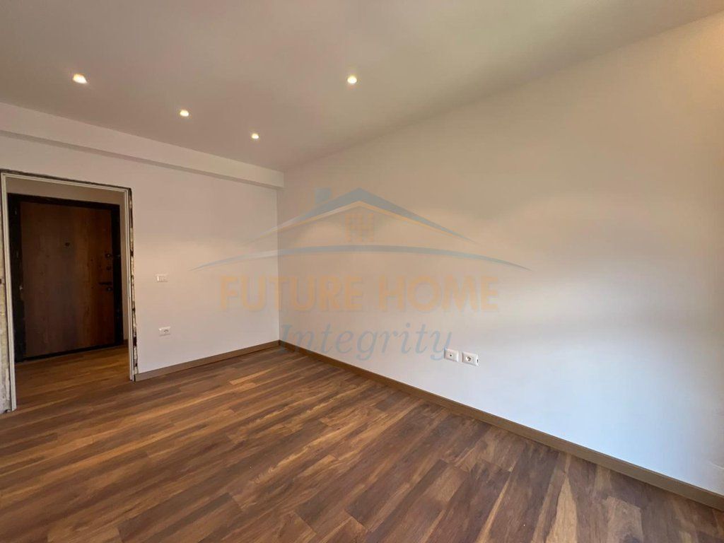 Shitet, Apartament 2+1, Porcelan, Tiranë. 170,000 €