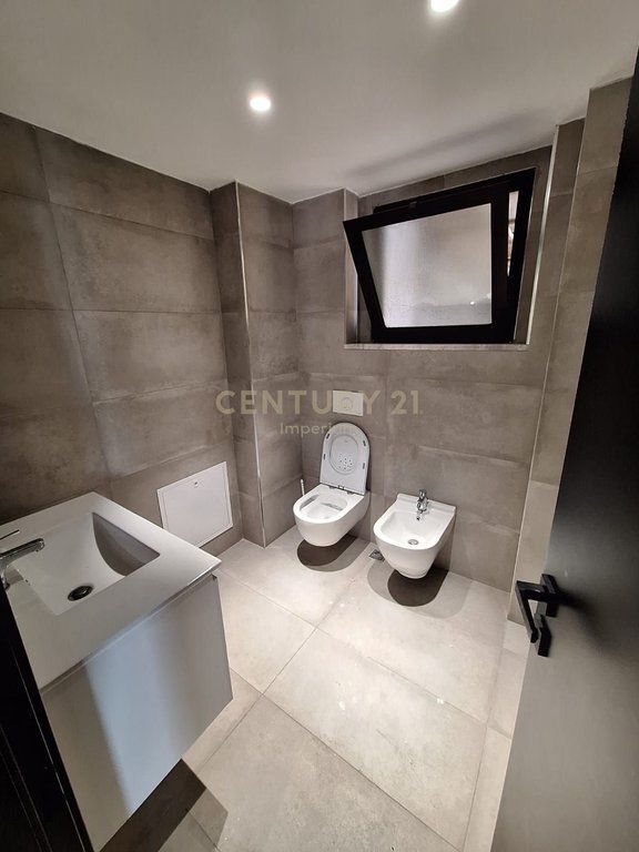 Zyrë Open Space 150 m² me Qira në Torre Drin!