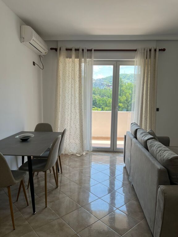 Appartamento 1+1 in affitto a Komuna e Parisit