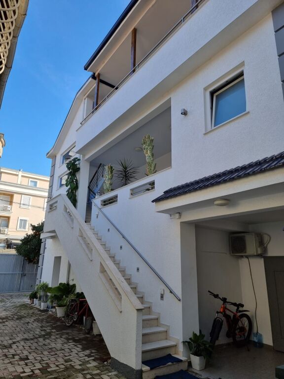 🏡 Affittasi il 2° piano di una villa – 3+1 📍 Posizione: 5 Maji Rruga Besa💰 Prezzo: 700 €/Mese