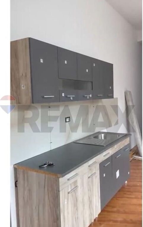 Apartament 1+1me qera ne Don Bosko Jepet apartament 1+1 me qera ne Don Bosko. Organizohet nga 1 ambient ndenje dhe gatimi bashke,1 dhome gjumi,1 tualet dhe 2 ballkone. Apartamenti ndodhet ne katin e 2 te nje pallati me ashensor.