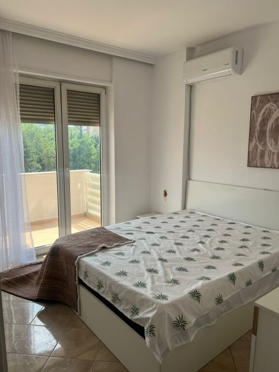 Appartamento 1+1 in affitto a Komuna e Parisit