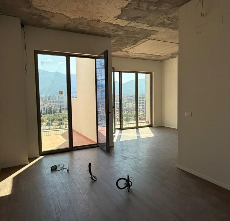 Shitet apartament 2+1+verandë+parkim tek Park Avenue, Bulevardi i Ri