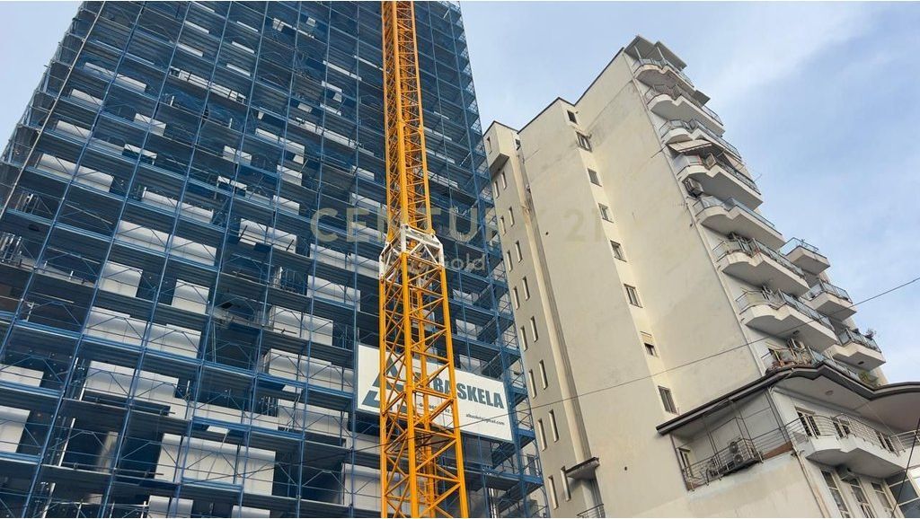 Shitet Apartament 2+1 + Verandë tek ish-Ekspozita, Bulevardi Zhan D’Ark – Tiranë