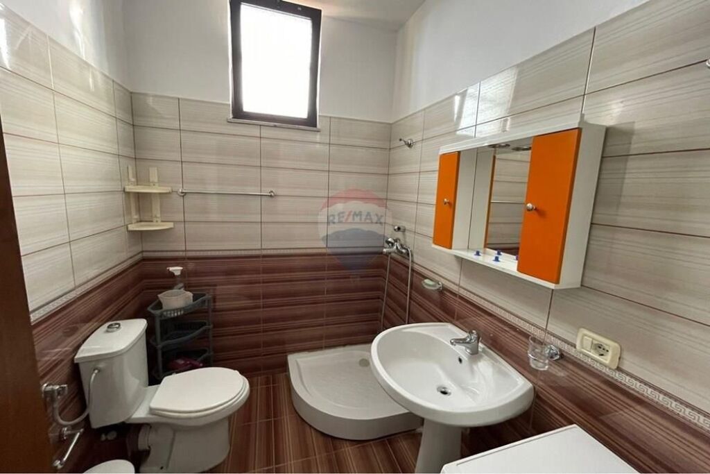 Apartament - Për Qira - Tregu I Medresesë, Tiranë