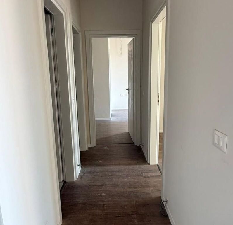 Shitet apartament 2+1+verandë+parkim tek Park Avenue, Bulevardi i Ri