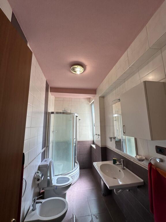 🏢Tek Bulevardi Zogu I,jepet me qera apartament,2+1,i mobiluar.60,000Leke