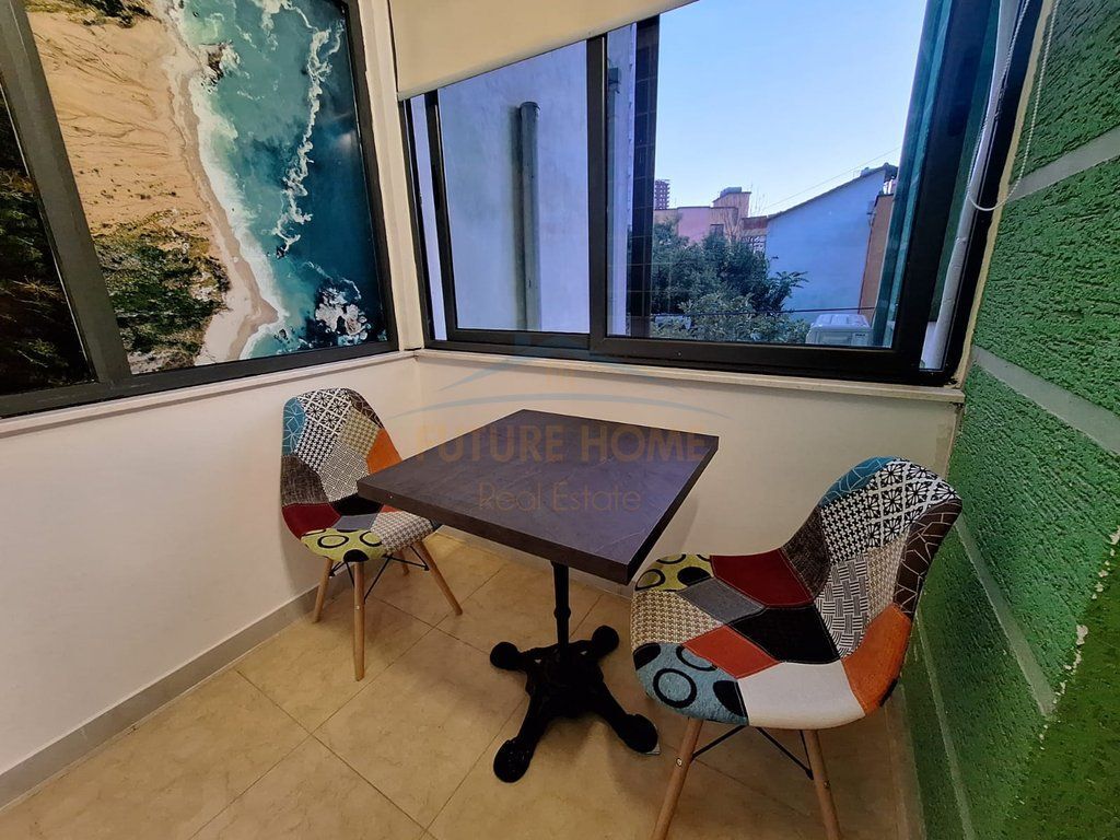 Shiten, Dy Garsoniere, Rruga e Durrësit, Tiranë