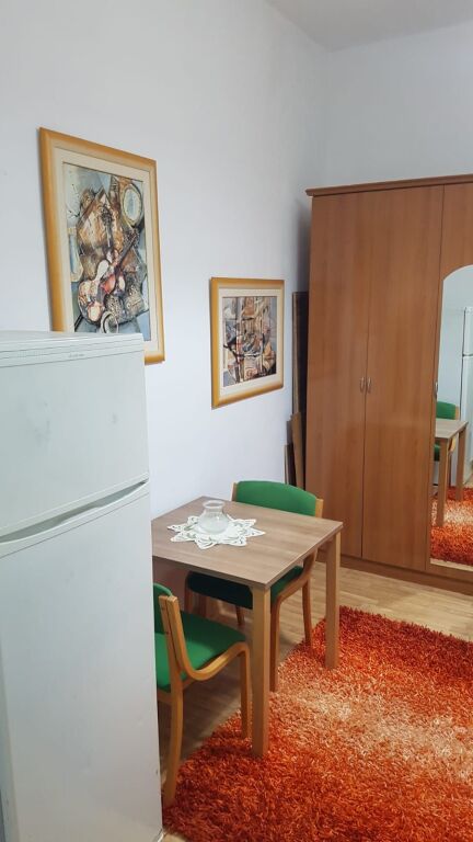 Jepet me qera garsoniere, Rruga e Dibres , prane shkolles Medrese - 350 Euro