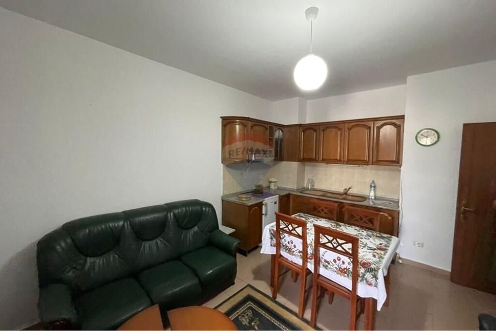 Apartament - Për Qira - Tregu I Medresesë, Tiranë