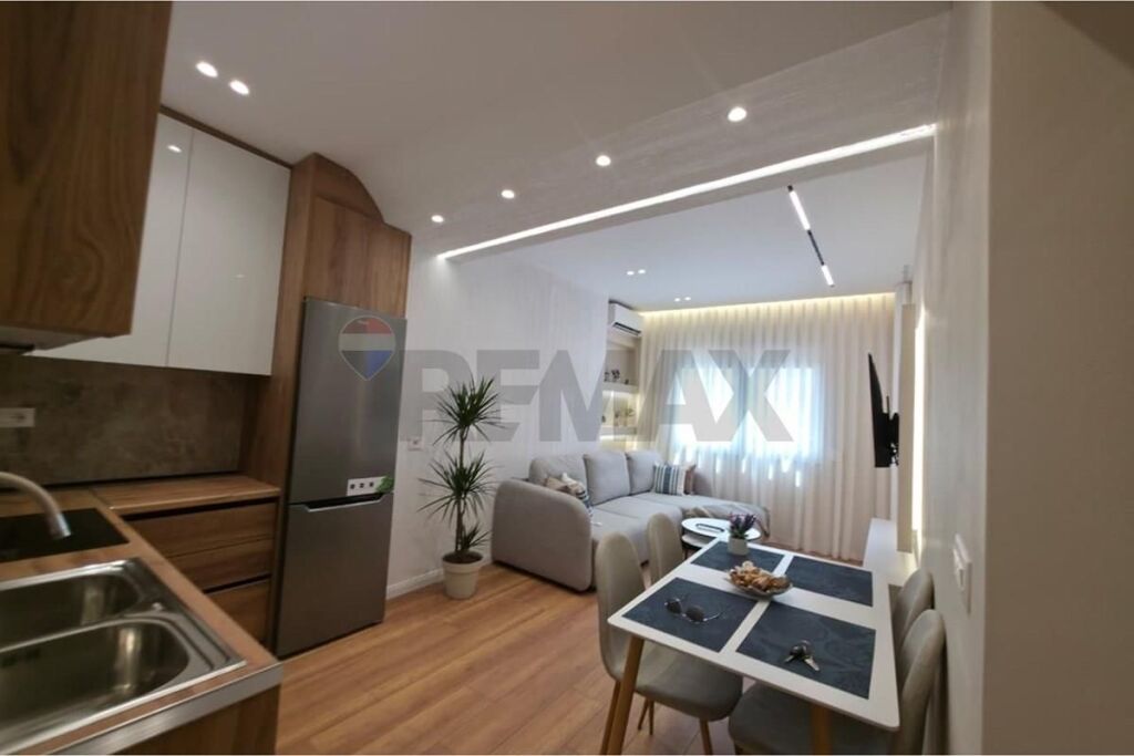 Hoxha Tahsim, Shitet Apartament 1+1