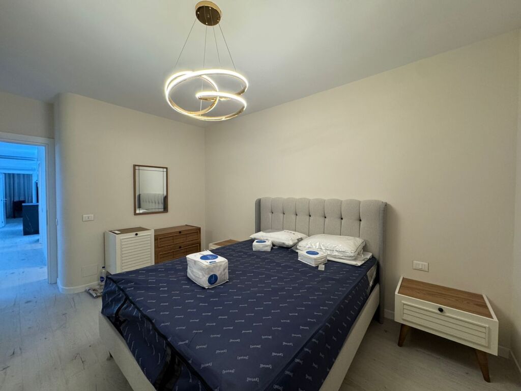 Jepet me qira 3+1 tek Komuna e Parisit