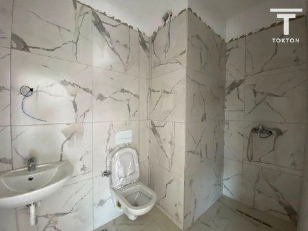 IN VENDITA, APPARTAMENTO 3+1+2, VIA: "5 MAGGIO", TIRANA