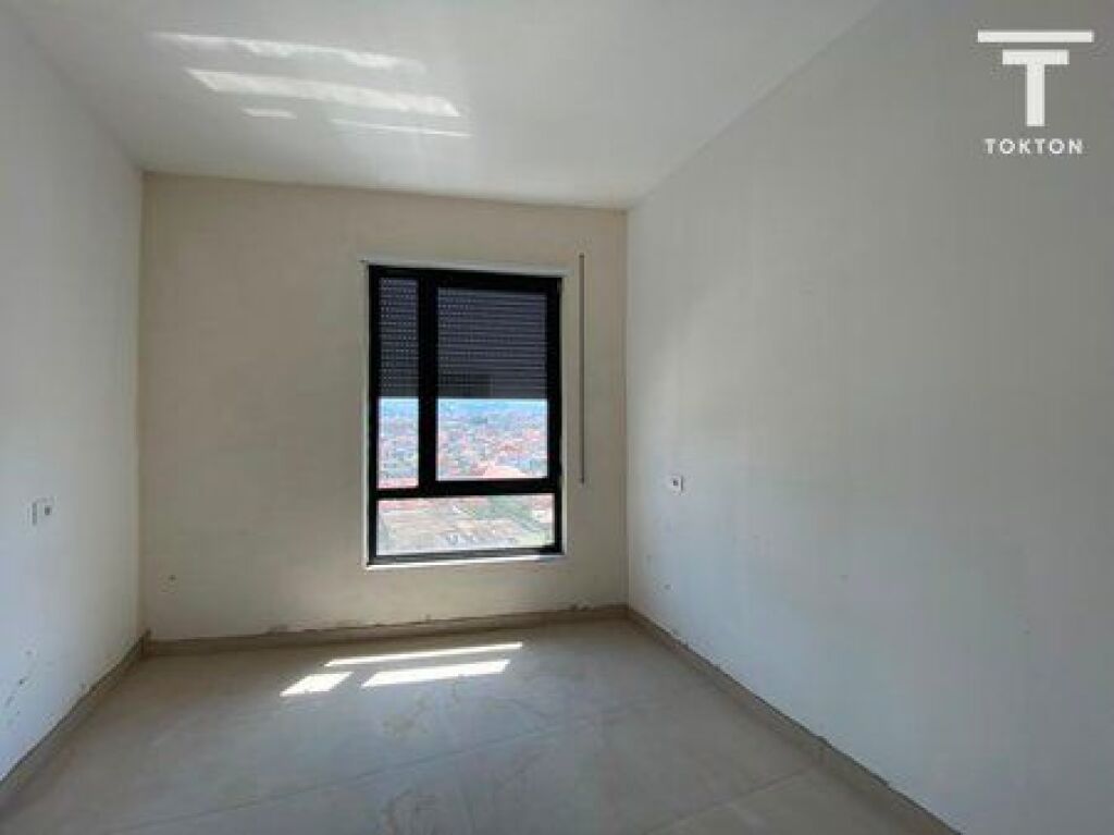 IN VENDITA, APPARTAMENTO 3+1+2, VIA: "5 MAGGIO", TIRANA