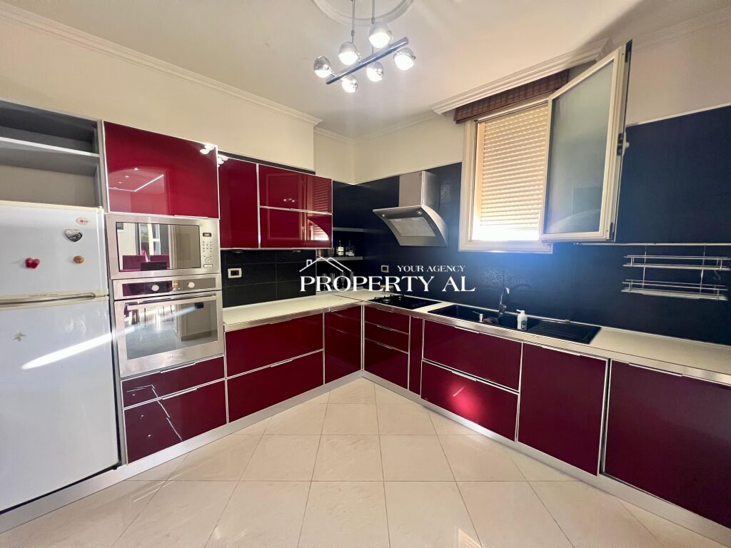 Apartament Luksoz 1+1 me Qira në Vijën e Parë të Lungomares – Pamje Ballore nga Deti