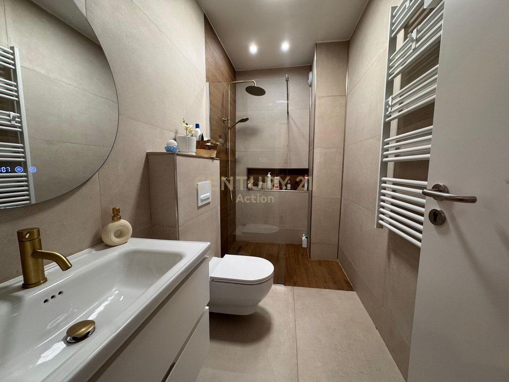 Shitet Apartament 2+1 pranë Radisson, Liqeni i Thatë !