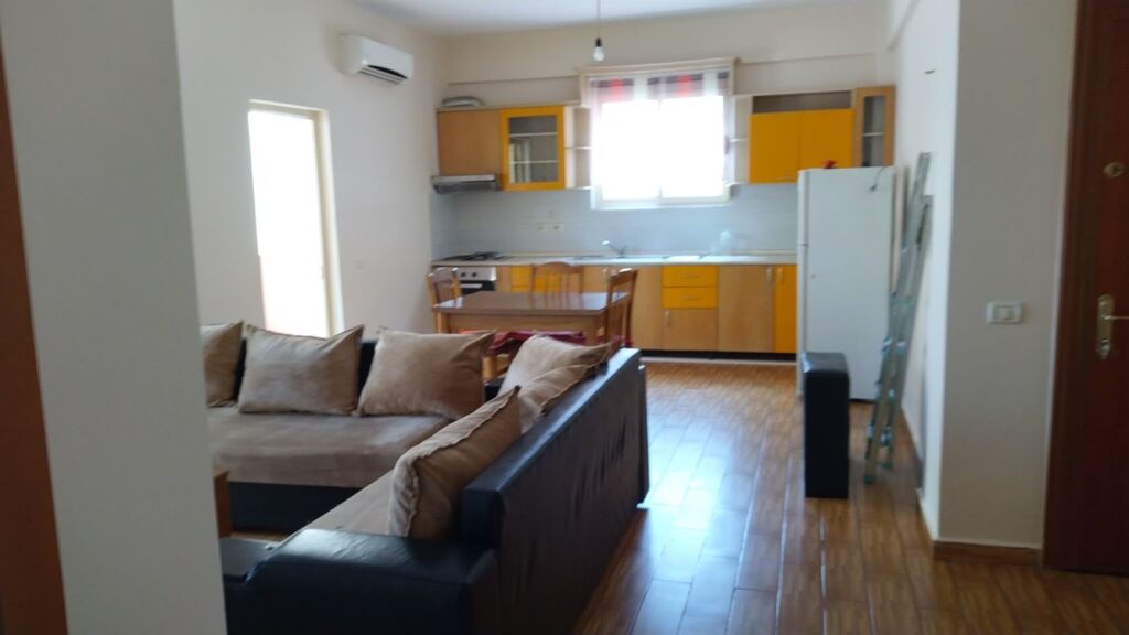 Affittasi ingresso 1+1 a Komuna e Parisit!