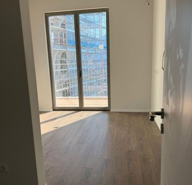 Shitet apartament 2+1+verandë+parkim tek Park Avenue, Bulevardi i Ri