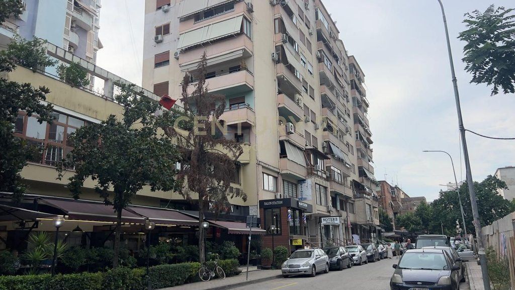 Shitet Apartament 2+1 + Verandë tek ish-Ekspozita, Bulevardi Zhan D’Ark – Tiranë