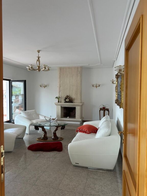 Appartamento 3+1+2+Veranda in affitto a Downtown One, Piramide, Via Elbasan.