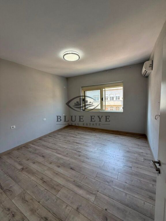APARTAMENT ME QERA 2+1,ME KUZHINË TË VEÇUAR QENDER-DURRES