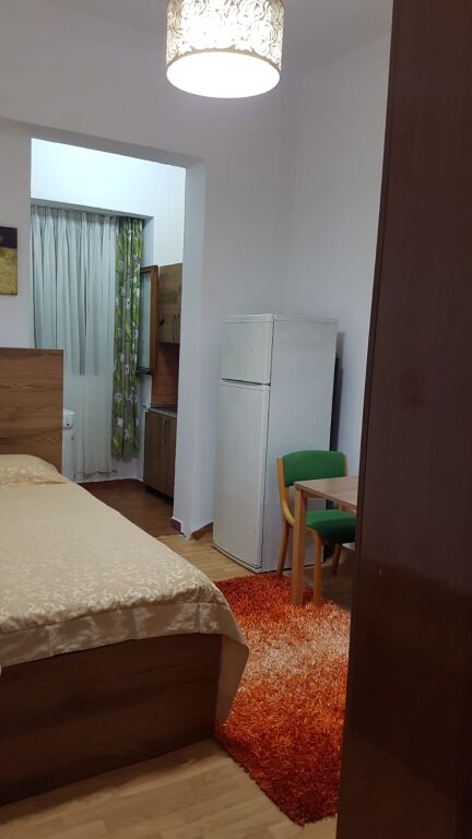 Jepet me qera garsoniere, Rruga e Dibres , prane shkolles Medrese - 350 Euro