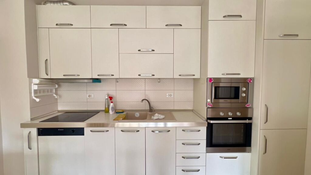 **IN AFFITTO: Appartamento 2+1 📍Giardino Zoologico (Via Bilal Sina) - 70.000 Lek/Mese - Sup. 90m² - Palazzo Nuovo (2016) || Fantastica Vista sul Giardino Zoologico ✨️**