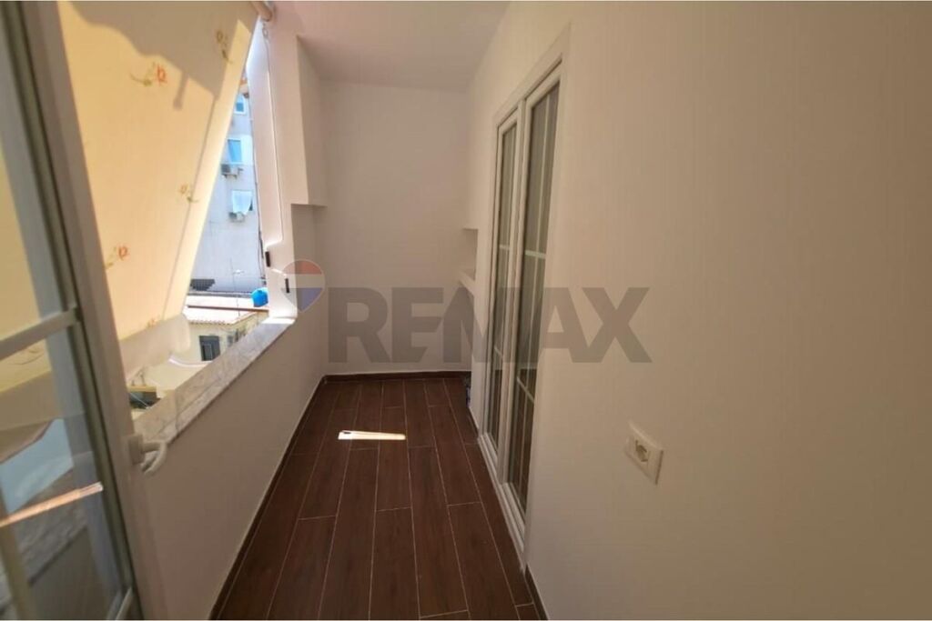 Hoxha Tahsim, Shitet Apartament 1+1
