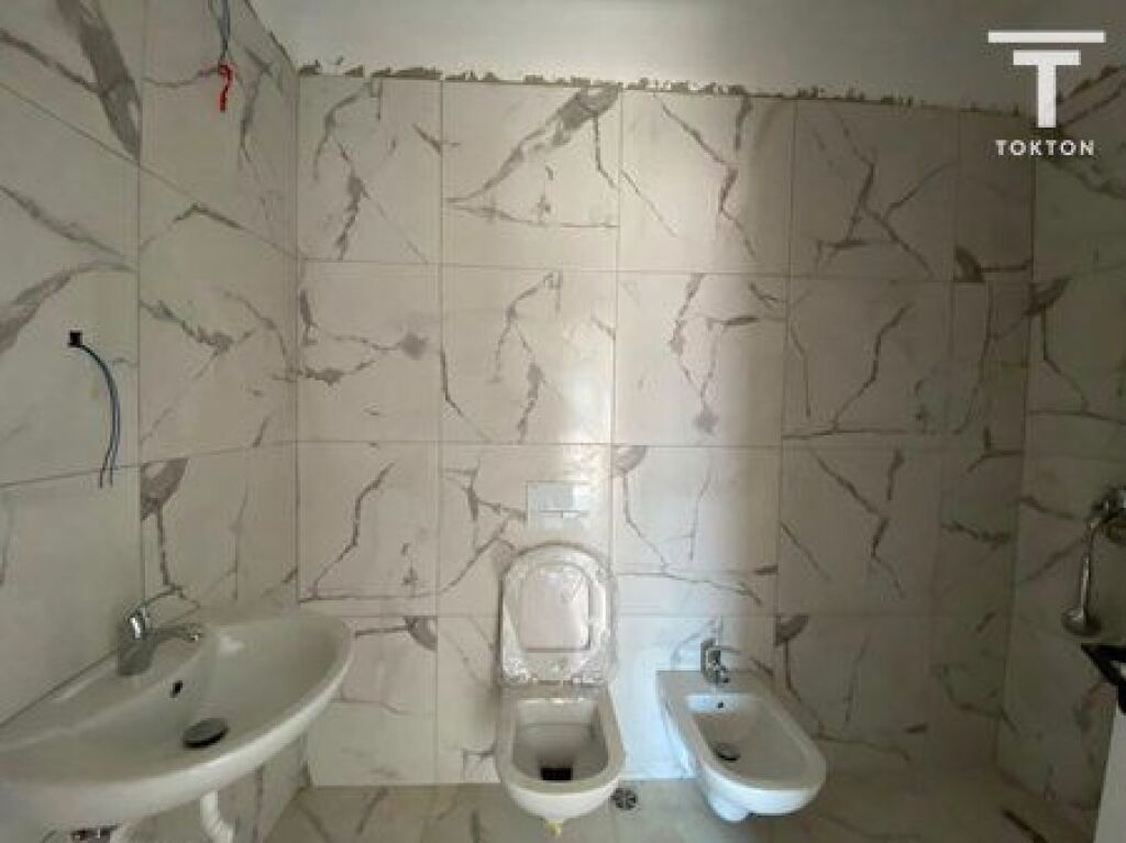 IN VENDITA, APPARTAMENTO 3+1+2, VIA: "5 MAGGIO", TIRANA
