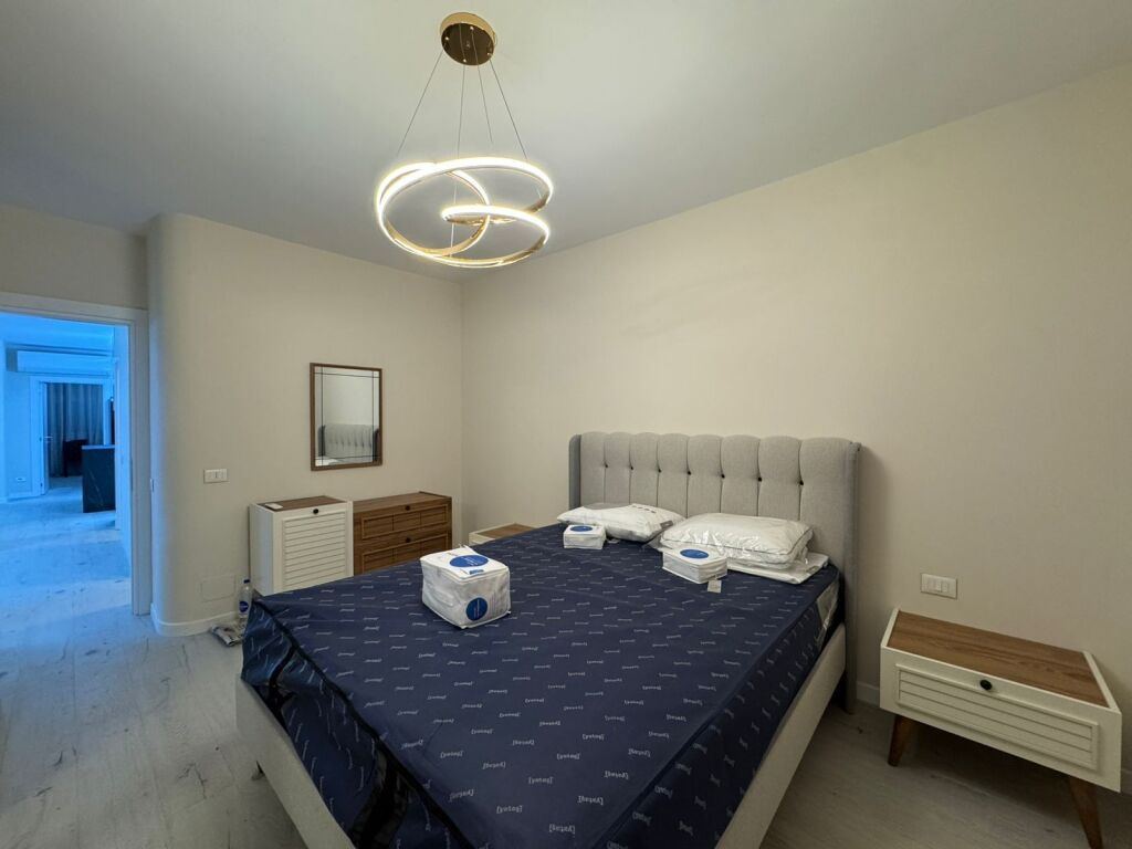 Jepet me qira 3+1 tek Komuna e Parisit