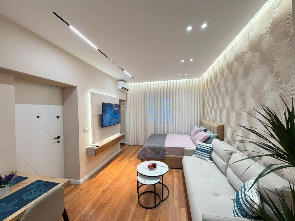 Shesim Garsoniere pranë Pazarit të Ri! 120,000 €