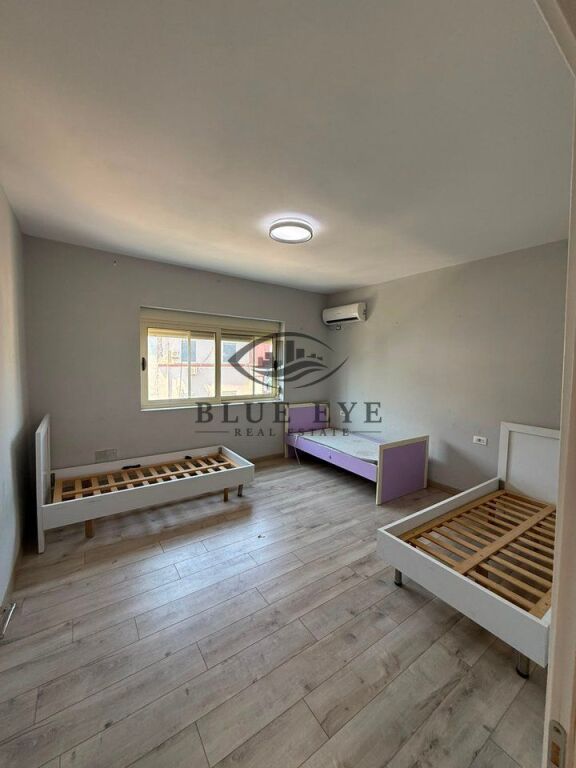 APARTAMENT ME QERA 2+1,ME KUZHINË TË VEÇUAR QENDER-DURRES