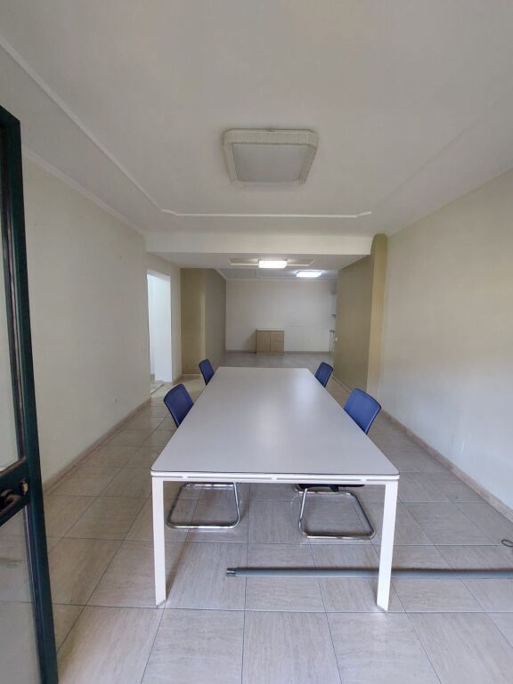 Jepet ambient biznesi me qira tek Ish Blloku , Rruga Perlat Rexhepi , Pallati i Dulakut , Sheshi Willson .