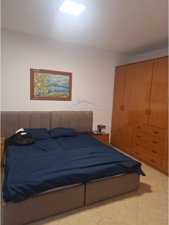 Shiten, Dy Garsoniere, Rruga e Durrësit, Tiranë