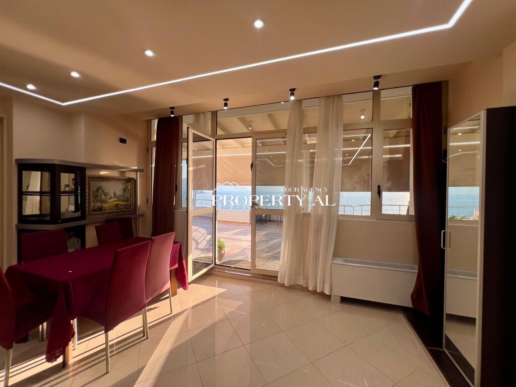 Apartament Luksoz 1+1 me Qira në Vijën e Parë të Lungomares – Pamje Ballore nga Deti
