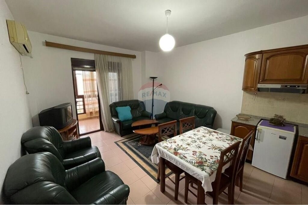 Apartament - Për Qira - Tregu I Medresesë, Tiranë