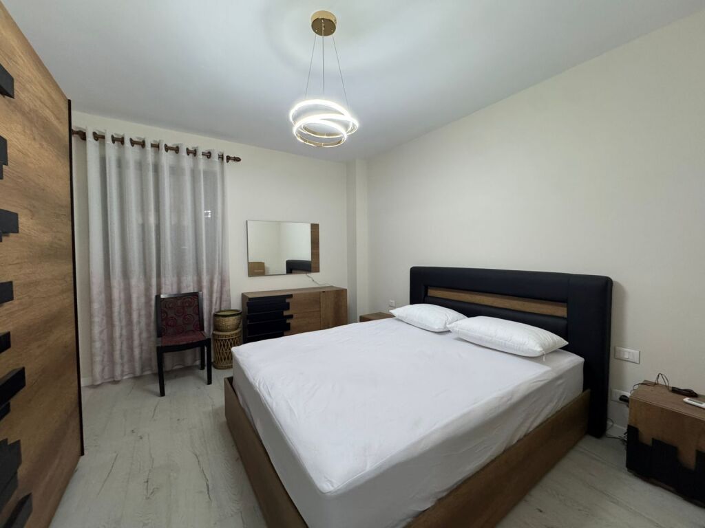 Jepet me qira 3+1 tek Komuna e Parisit