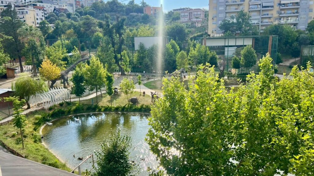 **IN AFFITTO: Appartamento 2+1 📍Giardino Zoologico (Via Bilal Sina) - 70.000 Lek/Mese - Sup. 90m² - Palazzo Nuovo (2016) || Fantastica Vista sul Giardino Zoologico ✨️**