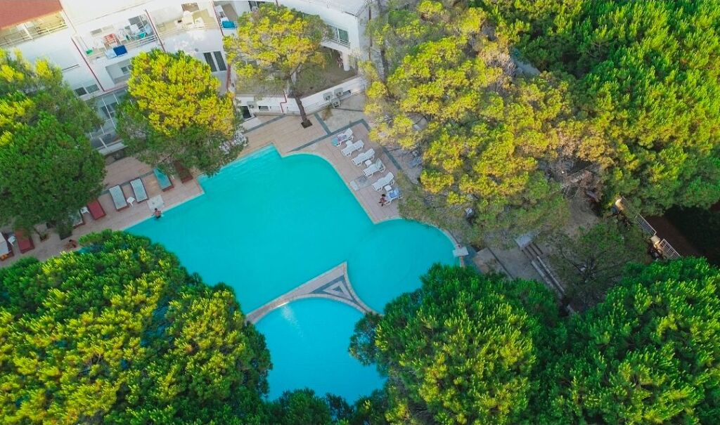 Shitet Apartament 2+1 në Marea Resort – Komfort, Gjelbërim dhe Investim i Sigurt