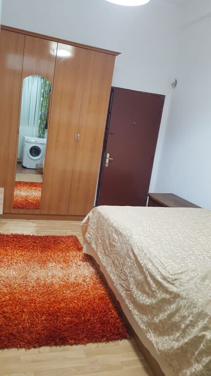 Jepet me qera garsoniere, Rruga e Dibres , prane shkolles Medrese - 350 Euro
