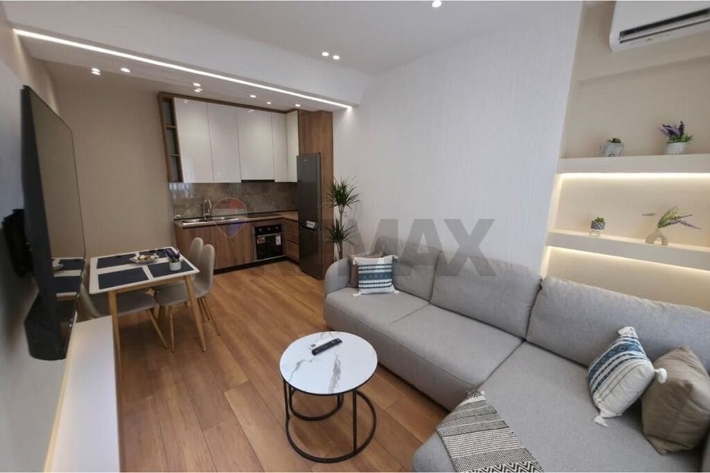 Hoxha Tahsim, Shitet Apartament 1+1