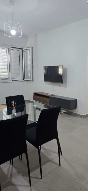 🏢Komuna e Parisit,Rr.Petro Korcari jepet me qera apartament 1+1,i mobiluar. 55,000Leke