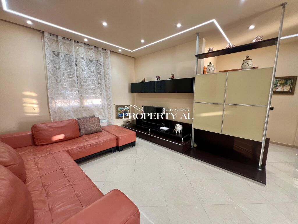 Apartament Luksoz 1+1 me Qira në Vijën e Parë të Lungomares – Pamje Ballore nga Deti