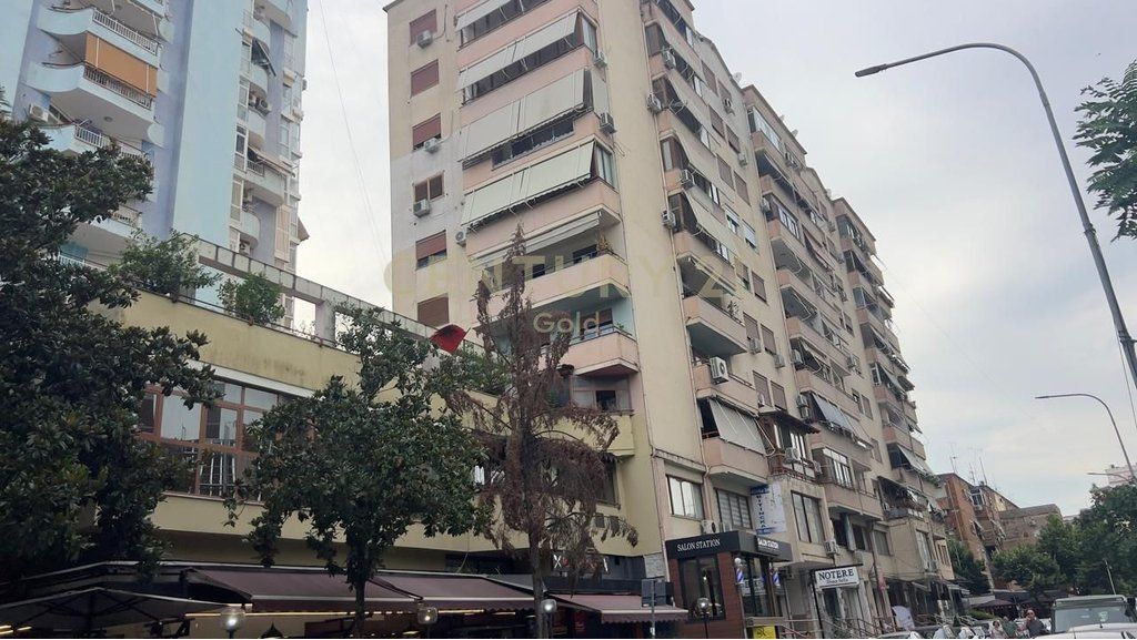 Shitet Apartament 2+1 + Verandë tek ish-Ekspozita, Bulevardi Zhan D’Ark – Tiranë